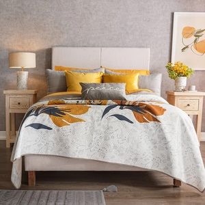 Printed duvet with a smooth second view.Thin.Very light, easy to store and wash
